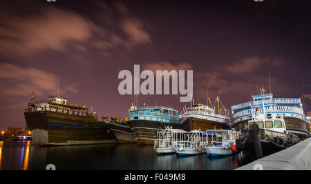 Dubaï, Émirats arabes unis - janvier 18 : Abra ferries le 18 janvier 2014 à Dubaï, AUX ÉMIRATS ARABES UNIS. La technologie de la construction navale n'est pas changé par la Banque D'Images