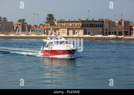 Dubaï, Émirats arabes unis - 20 janvier : Abra ferries le 20 janvier 2014 à Dubaï, AUX ÉMIRATS ARABES UNIS. La technologie de la construction navale n'est pas changé par la Banque D'Images