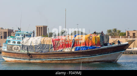 Dubaï, Émirats arabes unis - 20 janvier : Abra ferries le 20 janvier 2014 à Dubaï, AUX ÉMIRATS ARABES UNIS. La technologie de la construction navale n'est pas changé par la Banque D'Images