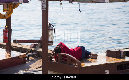 Dubaï, Émirats arabes unis - 20 janvier : Abra ferries le 20 janvier 2014 à Dubaï, AUX ÉMIRATS ARABES UNIS. La technologie de la construction navale n'est pas changé par la Banque D'Images