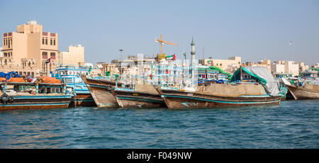 Dubaï, Émirats arabes unis - 20 janvier : Abra ferries le 20 janvier 2014 à Dubaï, AUX ÉMIRATS ARABES UNIS. La technologie de la construction navale n'est pas changé par la Banque D'Images