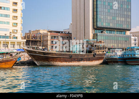 Dubaï, Émirats arabes unis - 20 janvier : Abra ferries le 20 janvier 2014 à Dubaï, AUX ÉMIRATS ARABES UNIS. La technologie de la construction navale n'est pas changé par la Banque D'Images