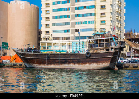 Dubaï, Émirats arabes unis - 20 janvier : Abra ferries le 20 janvier 2014 à Dubaï, AUX ÉMIRATS ARABES UNIS. La technologie de la construction navale n'est pas changé par la Banque D'Images