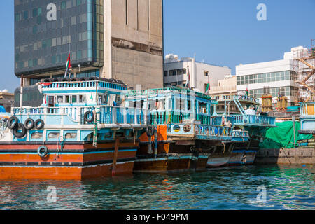 Dubaï, Émirats arabes unis - 20 janvier : Abra ferries le 20 janvier 2014 à Dubaï, AUX ÉMIRATS ARABES UNIS. La technologie de la construction navale n'est pas changé par la Banque D'Images