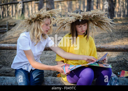 Les Scouts la vie quotidienne dans le camp de formation scout ukrainien, région de Kiev, Ukraine Banque D'Images