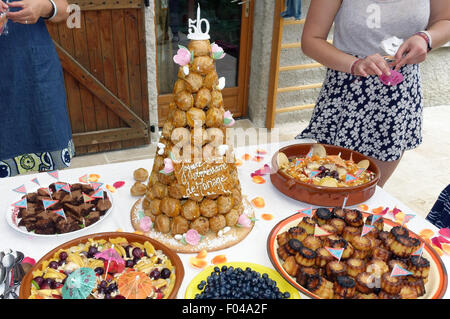 Célèbre gâteau de 50e anniversaire de mariage, France Banque D'Images