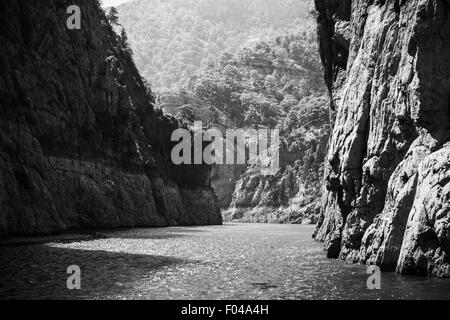 Rochers de Green Canyon Lake en Turquie, photo en noir et blanc Banque D'Images