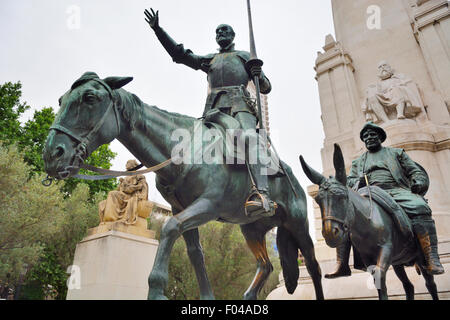 Les Statues de Don Quichotte, chevalier errant, son cheval "Rocinante', Sancho Panza, au monument à l'auteur Cervantes Saavedra, Plaza de E Banque D'Images