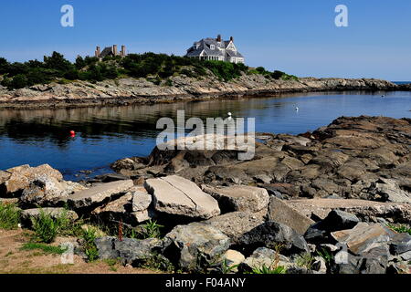 Newport, Rhode Island : rivages rocheux une ligne d'entrée tranquille à proximité d'Ocean Drive mansions Banque D'Images