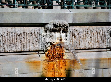 Newport, Rhode Island : Fontaine en face de la maison construite en 1892 pour l'Alva et William Vanderbilt * Banque D'Images