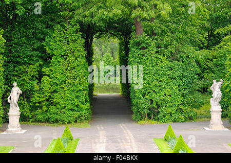 Gate fait d'arbres sur les jardins du palais de Wilanów résidence baroque du 17ème siècle, à Varsovie, Pologne Banque D'Images