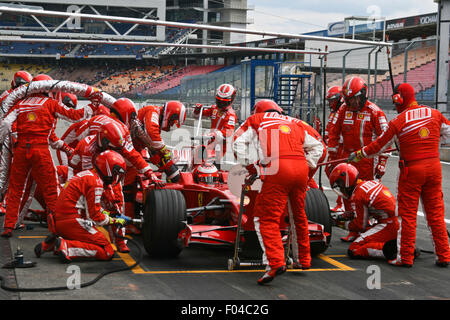 La Scuderia Ferrari de Formule 1 pratiques de l'équipe F1 pit stop lors de tests sur d'Hockenheim en 2008 Banque D'Images