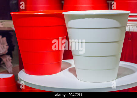 Couleur rouge et blanc grand panier en plastique Banque D'Images