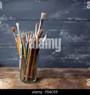 Ensemble de pinceaux sur un fond de bois Banque D'Images