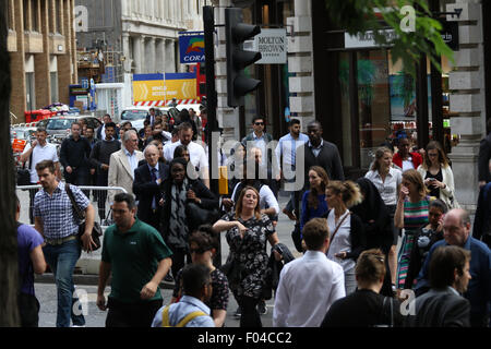 Londres, Royaume-Uni. 6e août, 2015. La foule à l'extérieur de la station de banque - grève par le personnel du métro de Londres mène de nombreux usagers de se prendre pour les vélos et les minicabs, bus pour se rendre à leur destination à Londres, Royaume-Uni, 06 août 2015 - Crédit : Finn Nocher/Alamy Live News Banque D'Images