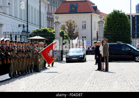 Varsovie, Pologne. Le 06 août, 2015. Le nouveau président de la Pologne, Andrzej Duda et sa femme Kornhauser-Duda Agata saluer les soldats polonais devant le palais présidentiel à Varsovie.Pologne, le Président a été inauguré dans la capitale de la Pologne ville de Varsovie. M. Andrzej Duda a remporté l'élection présidentielle à la fin de mai en Pologne. Il a été assermenté à titre de la Pologne 5ème Président démocratiquement élu en Pologne Sejm "du" le mardi matin. Crédit : Anna Ferensowicz/Pacific Press/Alamy Live News Banque D'Images