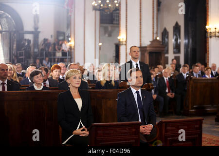 Varsovie, Pologne. Le 06 août, 2015. Le nouveau président de la Pologne, Andrzej Duda et sa femme Kornhauser-Duda Agata, asseyez-vous à consigner vos bagages St. John's à Varsovie lors d'une messe pour l'investiture présidentielle. Le nouveau président de la Pologne a été inauguré dans la capitale de la Pologne ville de Varsovie. M. Andrzej Duda a remporté l'élection présidentielle à la fin de mai en Pologne. Il a prêté serment en tant que 4e de la Pologne Président démocratiquement élu en Pologne Sejm "du" le mardi matin. Crédit : Anna Ferensowicz/Pacific Press/Alamy Live News Banque D'Images