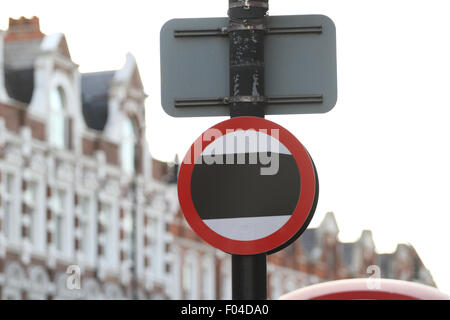 Londres, Royaume-Uni. 6e août, 2015. De nouveaux signes de vitesse d'élaboration en vue de l'introduction d'un nouveau 20mph zone dans la région de Highgate Muswell Hill/crédit : Finn Nocher/Alamy Live News Banque D'Images