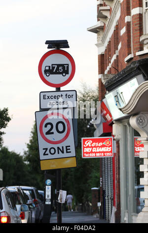 Londres, Royaume-Uni. 6e août, 2015. De nouveaux signes de vitesse d'élaboration en vue de l'introduction d'un nouveau 20mph zone dans la région de Highgate Muswell Hill/crédit : Finn Nocher/Alamy Live News Banque D'Images