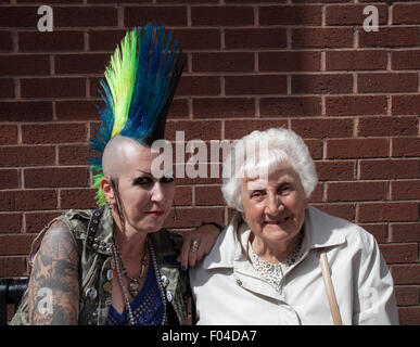 Blackpool, Lancashire, Royaume-Uni. 6 Août, 2015. Irene Bowker 88 ans à la rébellion Punk festival au Jardins d'hiver. Un choc des cultures à la célèbre station balnéaire de Blackpool comme punks participant à la rébellion au festival annuel des jardins d'hiver viennent d'épaule à épaule avec des vacanciers. Ce week-end au célèbre Festival de la rébellion a été salué "un événement incroyable" avec des hôteliers et des bars bénéficiant d'une forte augmentation du nombre de visiteurs. Un mohawk hairstyle Mohican ou avec la tête rasée. Banque D'Images