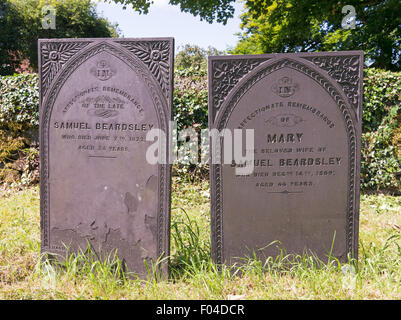 Pierres tombales décorées d'un mari et sa femme dans le cimetière St Leonard's, Thorpe, Derbyshire, Angleterre, RU Banque D'Images