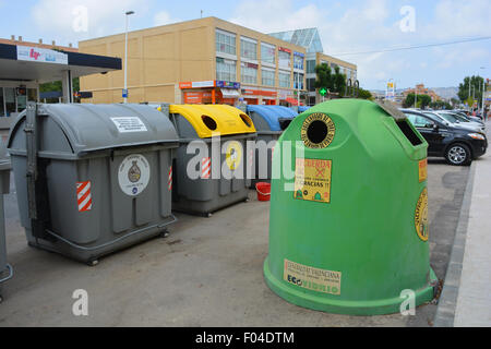 Les bacs de recyclage pour le verre, les déchets organiques, le plastique et le papier. Espagne Banque D'Images