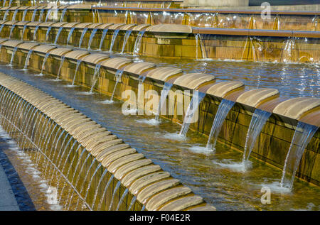 Caractéristiques de l'eau avec des cascades, de la gare de Sheffield, South Yorkshire Banque D'Images