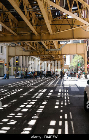 Au-dessous de la rue des puits du sud Chicago L, en viaduc. Banque D'Images