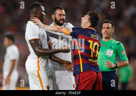 Camp Nou, Barcelona, Espagne. Le 05 août, 2015. Le Joan Gamper Cup joué entre FC Barcelone et que les Roms. Lionel Messi (Barcelone) obtient dans le visage de Mapou Yanga (Roma) après une mauvaise action défi © Plus Sport/Alamy Live News Banque D'Images