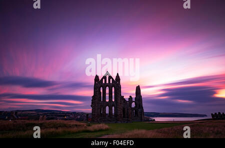 L'Abbaye de Whitby de Whitby, dans le Yorkshire, UK en photo au coucher du soleil Banque D'Images