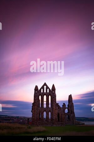 L'Abbaye de Whitby de Whitby, dans le Yorkshire, UK en photo au coucher du soleil Banque D'Images