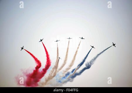 Ismailia, Égypte. 6e août, 2015. Le document photo de l'Égypte d'Etat montre l'agence de presse égyptienne MENA L'armée de l'air avions survolant la cérémonie dévoilant une extension majeure du Canal de Suez à Ismaïlia, en Égypte, le 6 août 2015. Credit : MENA/Xinhua/Alamy Live News Banque D'Images