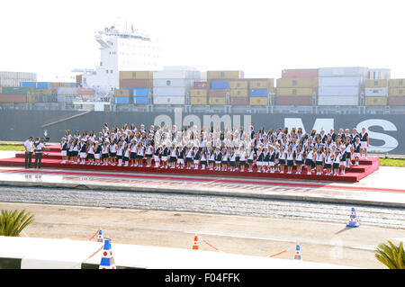 Ismailia, Égypte. 6e août, 2015. Le document photo de l'Égypte d'Etat de l'agence de presse égyptienne MENA montre des enfants lors de la cérémonie du dévoilement d'une extension majeure du Canal de Suez à Ismaïlia, en Égypte, le 6 août 2015. Credit : MENA/Xinhua/Alamy Live News Banque D'Images