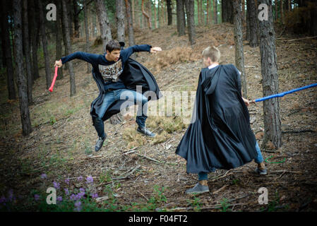 Scouts de garçon habillé en héros de la guerre des étoiles l'exécution en nature, camp de formation scout ukrainien, région de Kiev, Ukraine Banque D'Images
