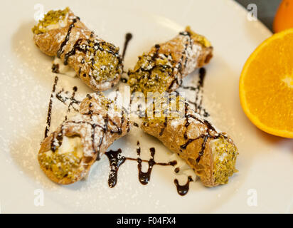 Cagliari, Sardaigne, Italie, 12/12/2012.Sicilienne Cannoli les desserts au fromage ricotta et chocolat sur le dessus Banque D'Images