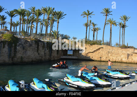 Jet-ski pour la location à la commune de Javea sur la Costa Blanca, Espagne. Banque D'Images