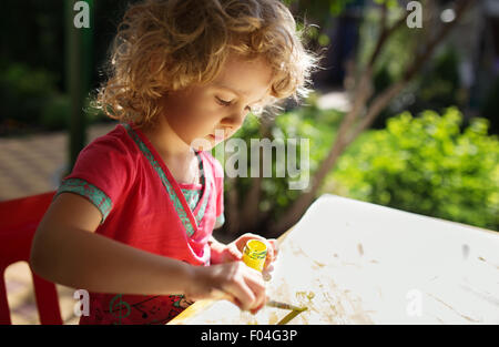 Portrait de petite fille, la peinture en plein air d'été Banque D'Images