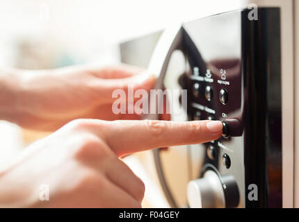 À l'aide d'un four micro-ondes, la photo en gros, peu profonde 6 Banque D'Images