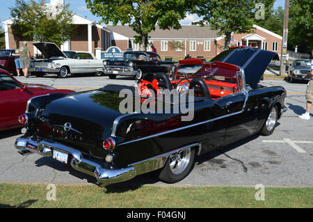 Une Pontiac décapotable 1955 voiture à une exposition de voiture. Banque D'Images