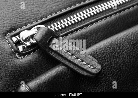 Close up of black Sac en cuir sac en cuir noir fermeture éclair, Close up Banque D'Images