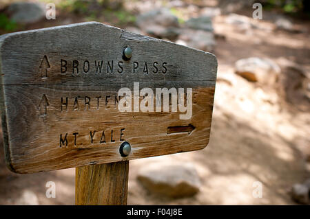 Un sentier panneau indique la façon de Brown's Pass et le Mont Yale en Colorado's Collegiate Peaks Wilderness près de Buena Vista, Colorado. Banque D'Images