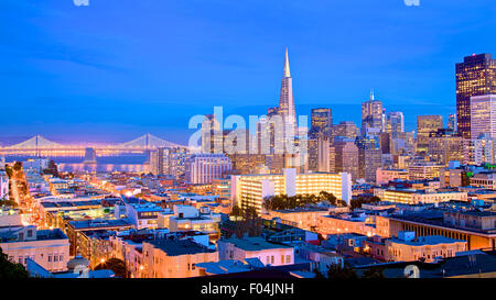 La ville de San Francisco et les lumières de la ville au crépuscule Banque D'Images