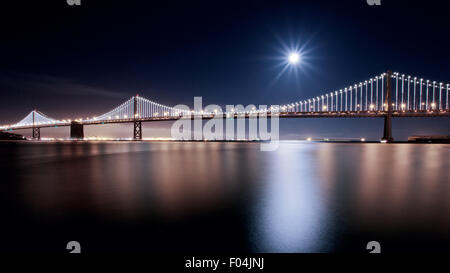 Supermoon événement au sf bay bridge en août 2014 Banque D'Images