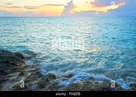 La Ville espère, Abaco, Bahamas. 23 juillet, 2015. Lever du soleil sur l'Océan Atlantique vu depuis les rochers juste au nord du sud de l'plaqués à l'extérieur, vers l'Est. Banque D'Images