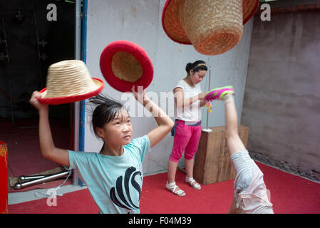 Yingshang la Chine, la Province d'Anhui. 5 Août, 2015. Les enfants à une école acrobatique pendant les vacances d'été dans Sanwang, village du comté Yingshang, la Chine de l'est la province de l'Anhui, le 5 août 2015. © Guo Chen/Xinhua/Alamy Live News Banque D'Images
