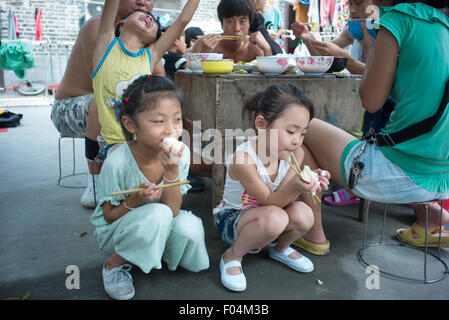 Yingshang la Chine, la Province d'Anhui. 5 Août, 2015. Les enfants ont un repas à l'école acrobatique pendant les vacances d'été dans Sanwang, village du comté Yingshang, la Chine de l'est la province de l'Anhui, le 5 août 2015. © Guo Chen/Xinhua/Alamy Live News Banque D'Images