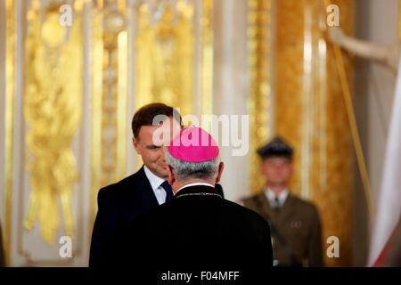 Varsovie, Pologne. Le 06 août, 2015. Le nouveau président de la Pologne, Andrzej Duda, accueille les représentants de l'Église catholique au cours d'une cérémonie à Varsovie, Château Royal de Varsovie. Le nouveau président de la Pologne a été inauguré dans la capitale de la Pologne ville de Varsovie. M. Andrzej Duda a remporté l'élection présidentielle à la fin de mai en Pologne. Il a prêté serment en tant que 4e de la Pologne Président démocratiquement élu en Pologne Sejm "du" le jeudi matin. Crédit : Anna Ferensowicz/ Pacific Press/Alamy Live News Banque D'Images