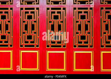 Une ligne rouge et or style asiatique convient pour des portes avec fond copyspace. Banque D'Images