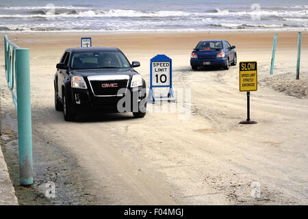 Une voiture quitte les voies de circulation sur Daytona Beach, tandis qu'une autre voiture entre eux Banque D'Images