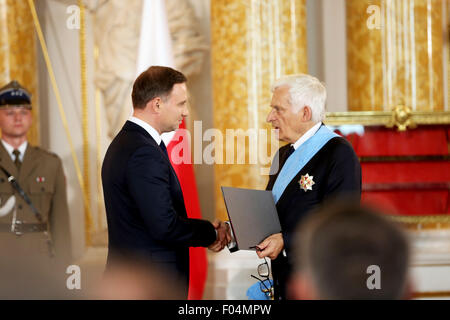 Varsovie, Pologne. Le 06 août, 2015. Le nouveau président de la Pologne, Andrzej Duda, est accueilli par l'ancien Premier Ministre de la Pologne, Jerzy Buzek, lors d'une cérémonie à Varsovie, Château Royal. Le nouveau président de la Pologne a été inauguré dans la capitale de la Pologne ville de Varsovie. M. Andrzej Duda a remporté l'élection présidentielle à la fin de mai en Pologne. Il a prêté serment en tant que 4e de la Pologne Président démocratiquement élu en Pologne Sejm "du" le jeudi matin. Crédit : Anna Ferensowicz/ Pacific Press/Alamy Live News Banque D'Images